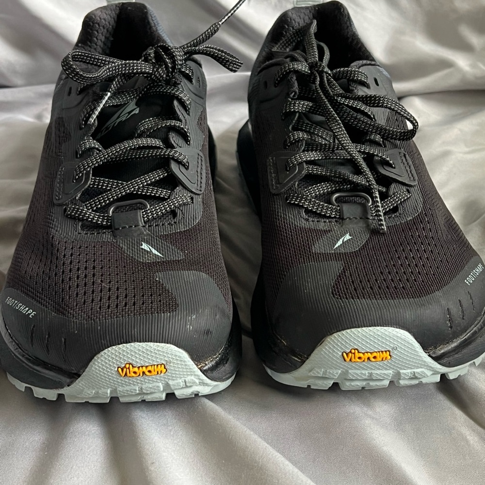 Altra Women’s Olympus 4 trail shoe size 8.5.